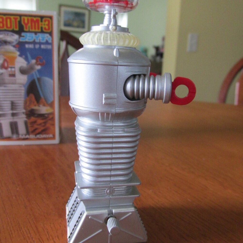 Lost in Space Robot - Picture 6 of 6